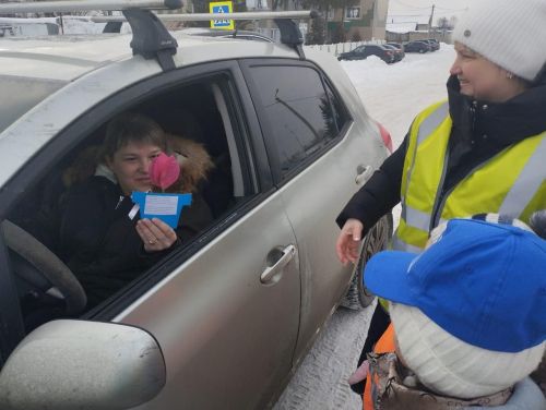 Акция «Цветы для автоледи» в Заинске: дети поздравили женщин с 8 Марта