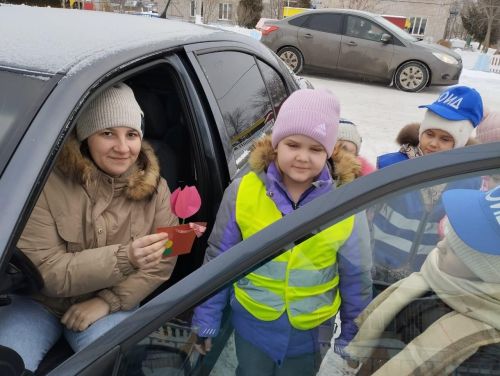 Акция «Цветы для автоледи» в Заинске: дети поздравили женщин с 8 Марта