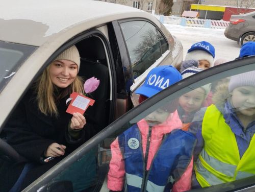Акция «Цветы для автоледи» в Заинске: дети поздравили женщин с 8 Марта
