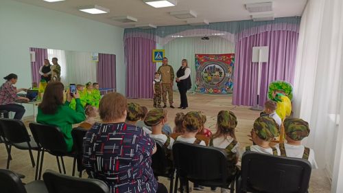 Участник СВО из Заинска «Тень» навестил сына в детском саду