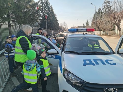 «Ребенок – главный пассажир»: Малыши напомнили водителям о безопасности
