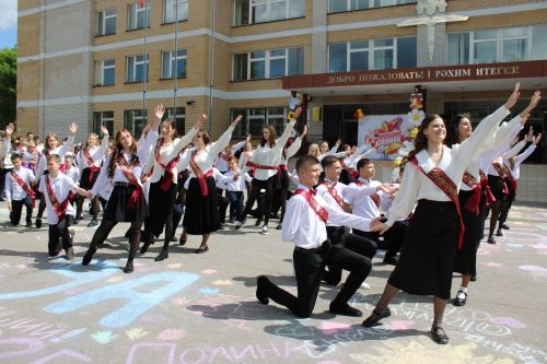 Для выпускников школ Заинского района прозвенел последний звонок
