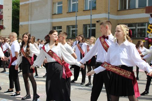 Для выпускников школ Заинского района прозвенел последний звонок