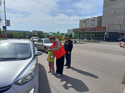 В Заинске юные помощники инспекторов движения подарили горожанам георгиевские ленты