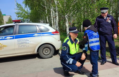 В Заинске юные помощники инспекторов движения подарили горожанам георгиевские ленты