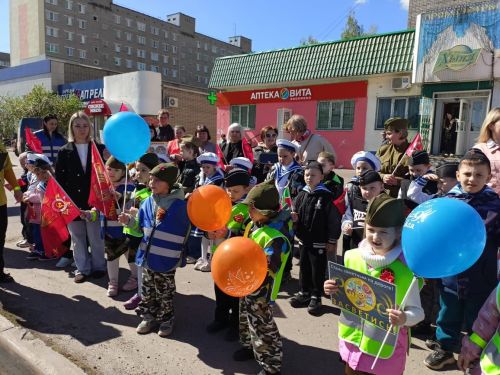 «Дороги Победы»: Заинские дошкольники провели акцию по безопасности дорожного движения