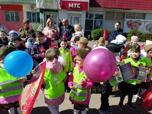 «Дороги Победы»: Заинские дошкольники провели акцию по безопасности дорожного движения