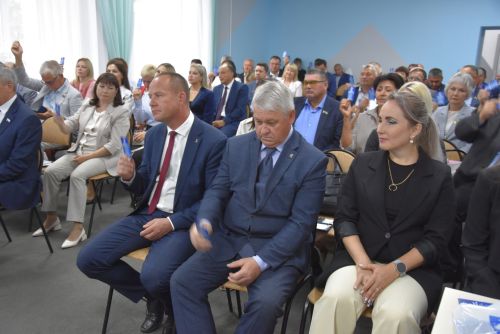 Конференция единороссов: в Заинске новичкам вручили партийные билеты и наградили активистов