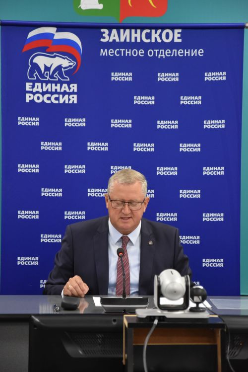 Конференция единороссов: в Заинске новичкам вручили партийные билеты и наградили активистов