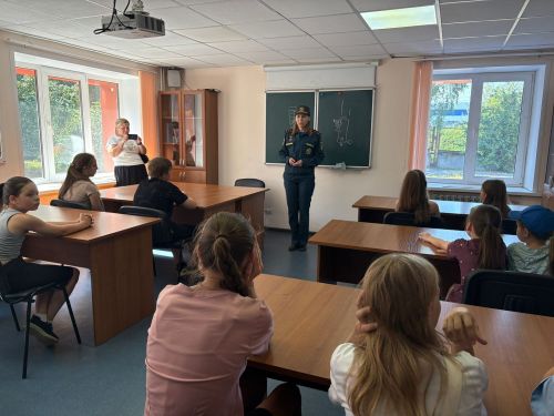 Заинские ребята познакомились с профессией пожарного-спасателя