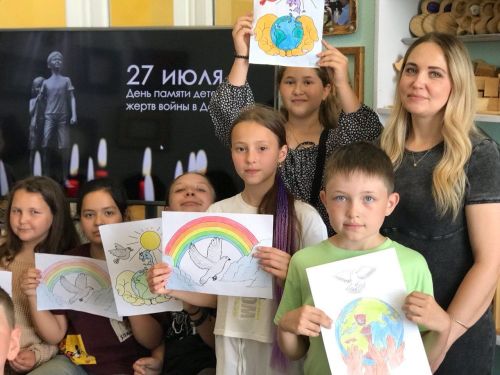 В Заинске прошла акция «Дети рисуют мир» в память о жертвах войны в Донбассе