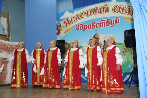 Яблочный Спас в Александровской Слободе: крестный ход, яблочные пироги и русские традиции под аккомпанемент дождя