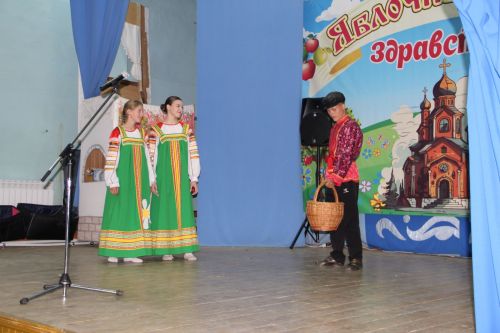 Яблочный Спас в Александровской Слободе: крестный ход, яблочные пироги и русские традиции под аккомпанемент дождя