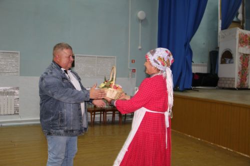 Яблочный Спас в Александровской Слободе: крестный ход, яблочные пироги и русские традиции под аккомпанемент дождя