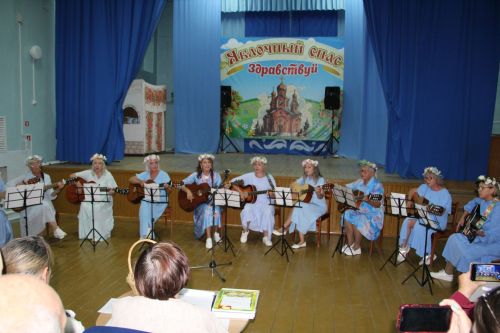 Яблочный Спас в Александровской Слободе: крестный ход, яблочные пироги и русские традиции под аккомпанемент дождя