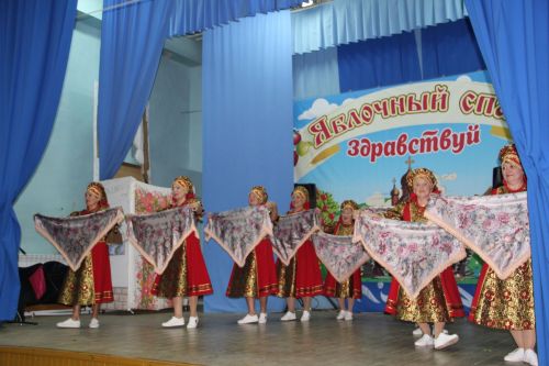 Яблочный Спас в Александровской Слободе: крестный ход, яблочные пироги и русские традиции под аккомпанемент дождя