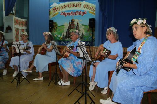 Яблочный Спас в Александровской Слободе: крестный ход, яблочные пироги и русские традиции под аккомпанемент дождя