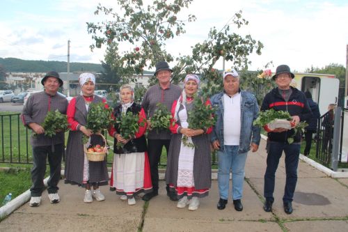 Яблочный Спас в Александровской Слободе: крестный ход, яблочные пироги и русские традиции под аккомпанемент дождя