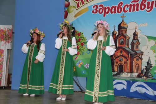 Яблочный Спас в Александровской Слободе: крестный ход, яблочные пироги и русские традиции под аккомпанемент дождя