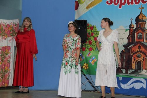 Яблочный Спас в Александровской Слободе: крестный ход, яблочные пироги и русские традиции под аккомпанемент дождя
