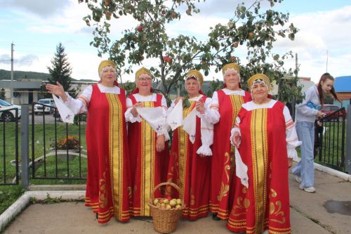 Яблочный Спас в Александровской Слободе: крестный ход, яблочные пироги и русские традиции под аккомпанемент дождя