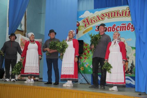 Яблочный Спас в Александровской Слободе: крестный ход, яблочные пироги и русские традиции под аккомпанемент дождя