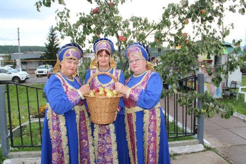 Яблочный Спас в Александровской Слободе: крестный ход, яблочные пироги и русские традиции под аккомпанемент дождя