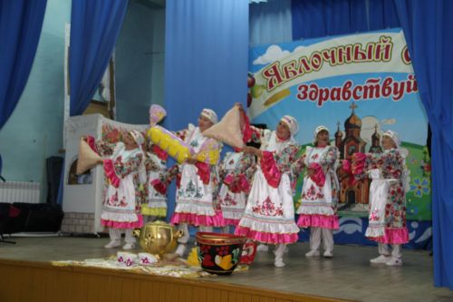 Яблочный Спас в Александровской Слободе: крестный ход, яблочные пироги и русские традиции под аккомпанемент дождя