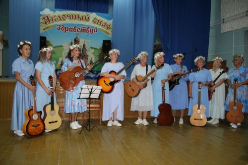 Яблочный Спас в Александровской Слободе: крестный ход, яблочные пироги и русские традиции под аккомпанемент дождя
