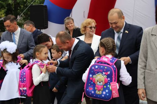 В Заинске первоклассникам помогли собраться в школу
