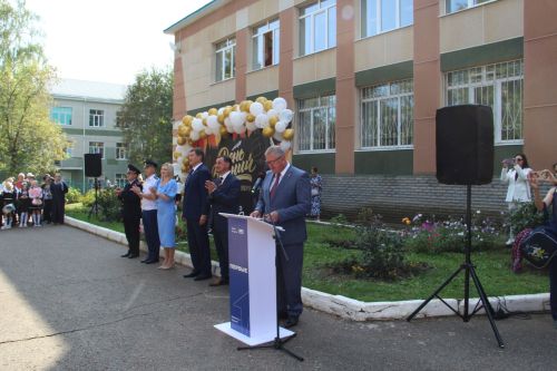 Старт в новый учебный год: в заинской школе № 4 прозвенел первый звонок