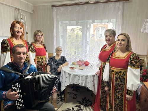 «Почта добра» доставила праздничные поздравления старшему поколению микрорайона Мирный