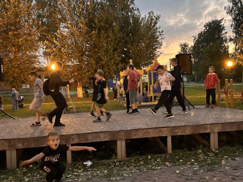 Танцевальный вечер «Кому за…» зарядил жителей Заинска позитивом