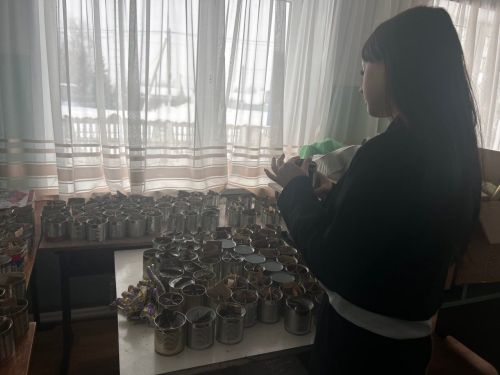 Школьники Заинска изготовили окопные свечи для участников СВО