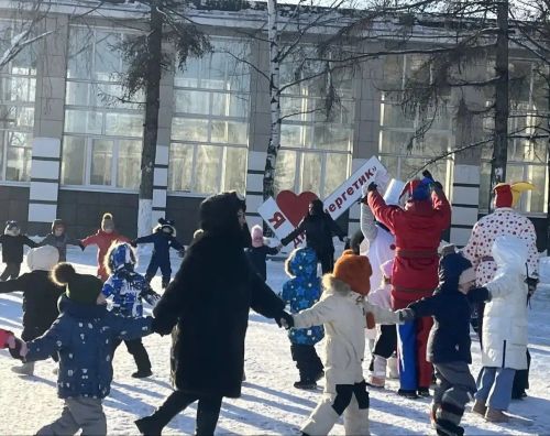 «Ярмарка зимы» в Заинске: педагоги ДК «Энергетик» устроили сказочный праздник
