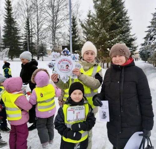 Детсадовцы провели акцию «Снежинка безопасности» для водителей и пешеходов