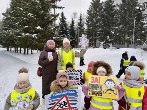 Детсадовцы провели акцию «Снежинка безопасности» для водителей и пешеходов
