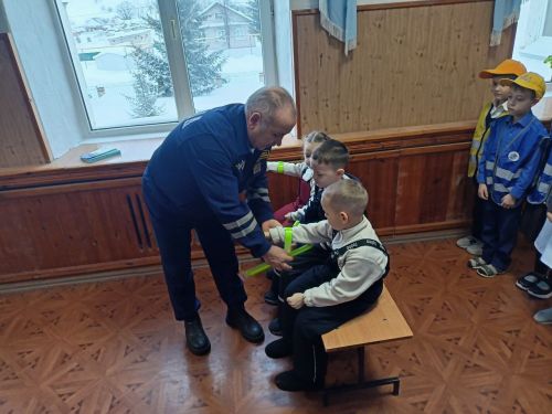 Дорога без опасности: в Бегишевской школе состоялась тематическая линейка по ПДД