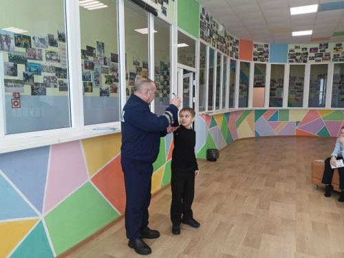 Начальник Заинского отделения ГБУ БДД провел беседу по безопасности дорожного движения в молодежном центре