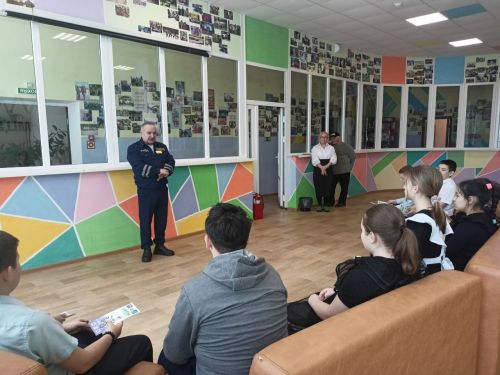 Начальник Заинского отделения ГБУ БДД провел беседу по безопасности дорожного движения в молодежном центре