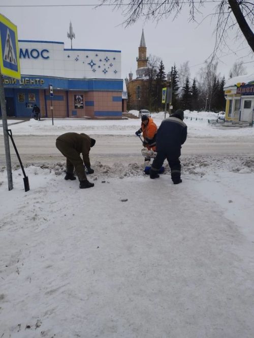 В Заинске продолжается уборка снега: коммунальные службы работают в усиленном режиме