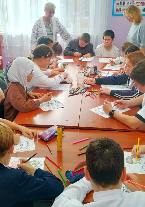 ГДК микрорайона Мирный открыли выставку детского творчества ко Дню отца