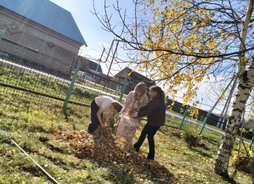 Педагоги и школьники Светлоозерской школы провели осенний субботник