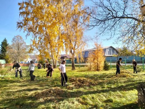 Педагоги и школьники Светлоозерской школы провели осенний субботник