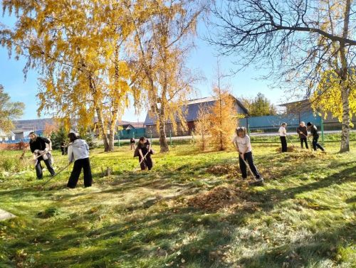 Педагоги и школьники Светлоозерской школы провели осенний субботник