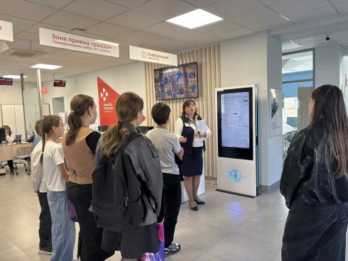 Хыялдагы һөнәргә юл: Зәйдә социаль хезмәт алучылар «Россиядә эш» үзәге белән танышты