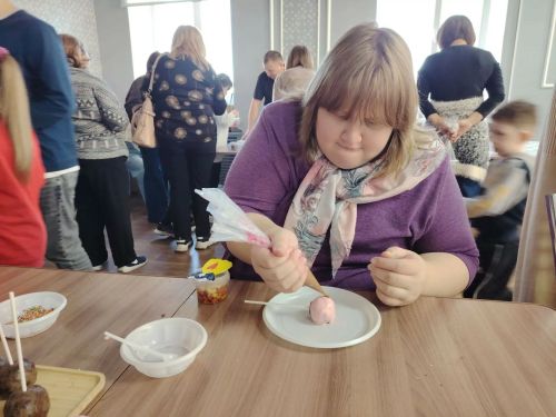 «Яхшылык бүләк ит» волонтерлары «Радость» үзәгендә булдылар