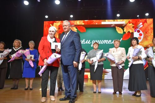 Десятки педагогов получили награды в честь Дня учителя