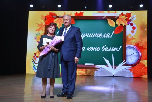 Десятки педагогов получили награды в честь Дня учителя