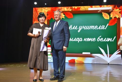 Десятки педагогов получили награды в честь Дня учителя